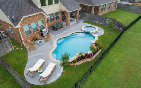 Cyan clear pool and spa in a backyard